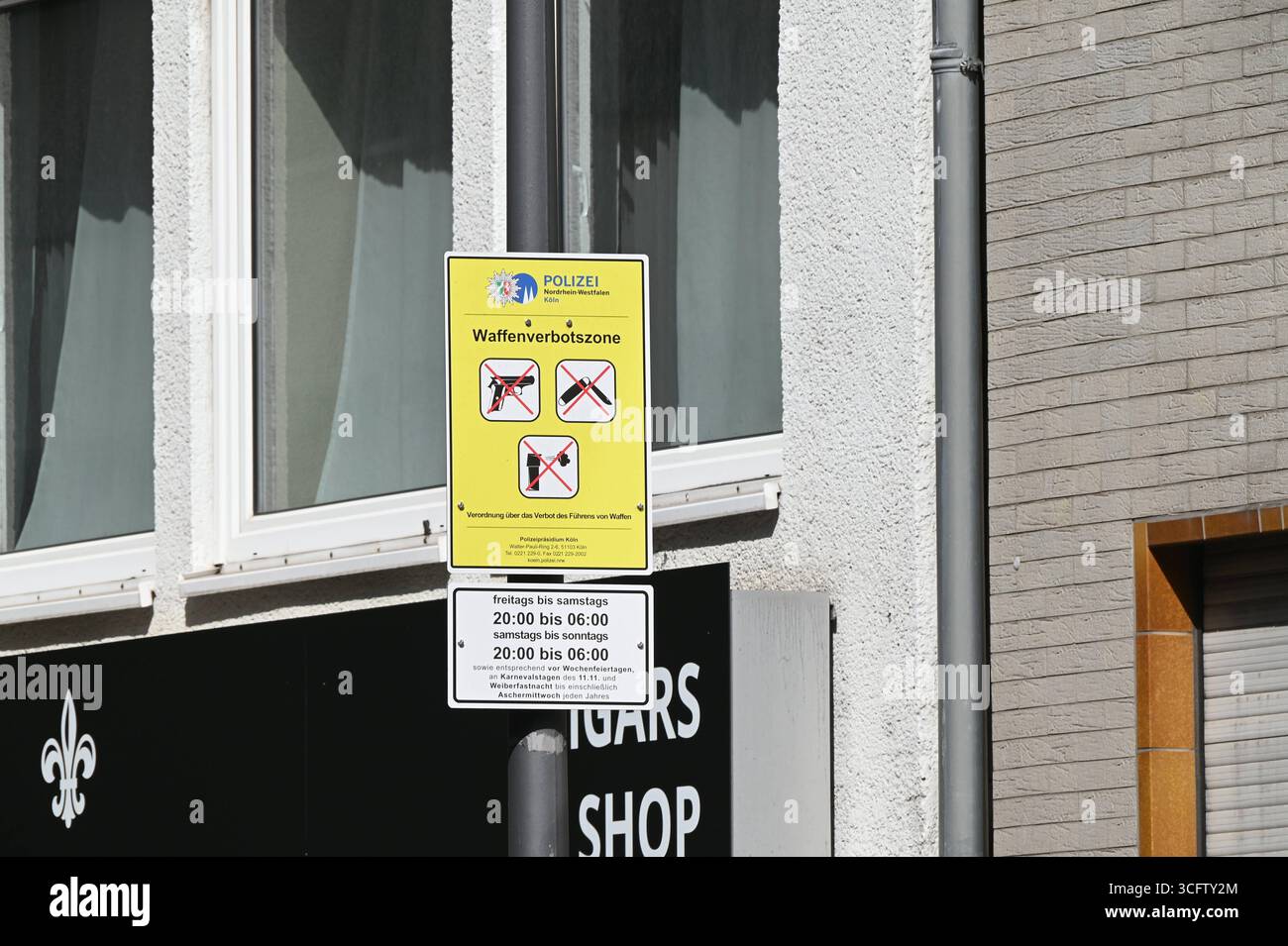 Schild Wafferverbotszone. Hier sind neben Schusswaffen, Hieb-, Stoß- und Stichwaffen sowie Elektroschockern sind auch Messer aller Art untersagt *** pas de signe de zone d'armes en plus des armes à feu, des armes de coupe, de poussée et de poignardage et des pistolets paralysants, couteaux de toutes sortes sont également interdits ici Banque D'Images