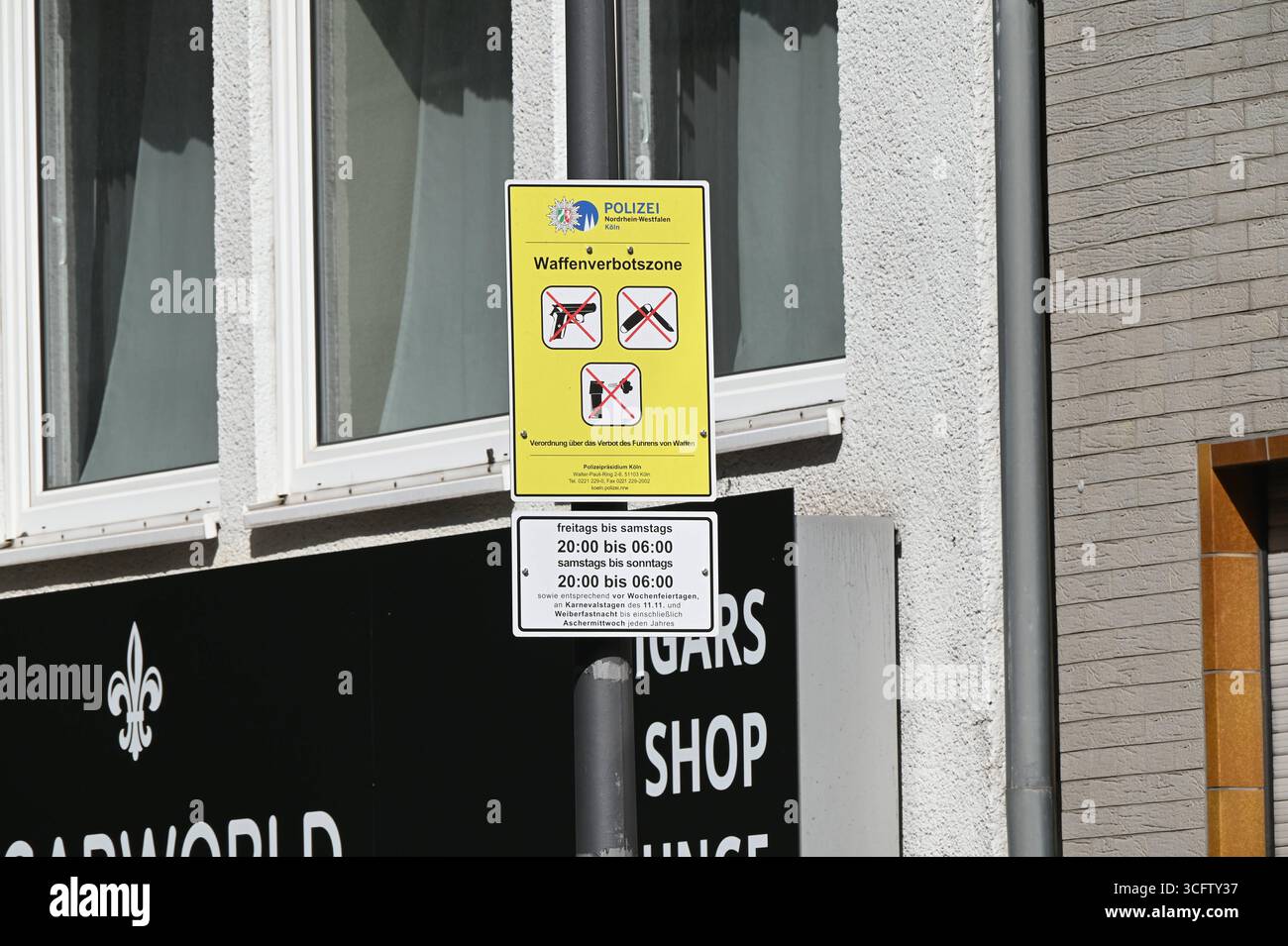 Schild Wafferverbotszone. Hier sind neben Schusswaffen, Hieb-, Stoß- und Stichwaffen sowie Elektroschockern sind auch Messer aller Art untersagt *** pas de signe de zone d'armes en plus des armes à feu, des armes de coupe, de poussée et de poignardage et des pistolets paralysants, couteaux de toutes sortes sont également interdits ici Banque D'Images