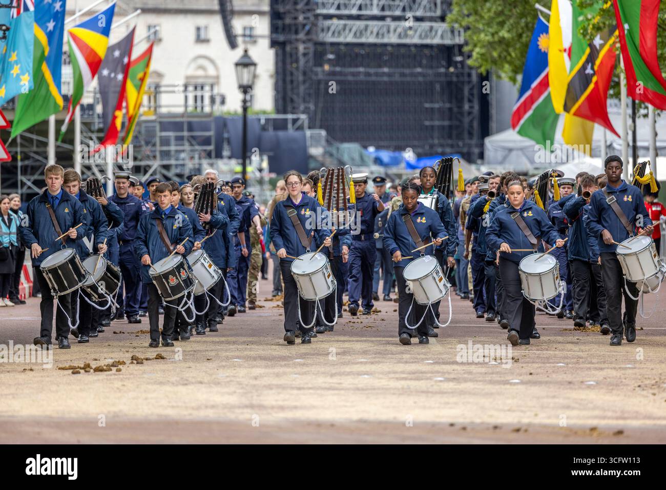 Lundi 5 mai 2025, des milliers de personnes se sont rassemblées pour marquer le 80e anniversaire de la fin de la seconde Guerre mondiale en Europe. Un défilé commémoratif a voyagé du Parlement, le long de Whitehall, et le long du Mall jusqu'au palais de Buckingham. Banque D'Images
