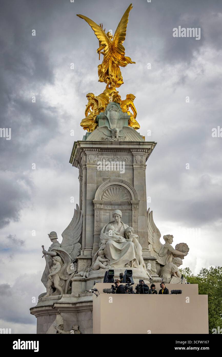 Lundi 5 mai 2025, des milliers de personnes se sont rassemblées pour marquer le 80e anniversaire de la fin de la seconde Guerre mondiale en Europe. Un défilé commémoratif a voyagé du Parlement, le long de Whitehall, et le long du Mall jusqu'au palais de Buckingham. Banque D'Images