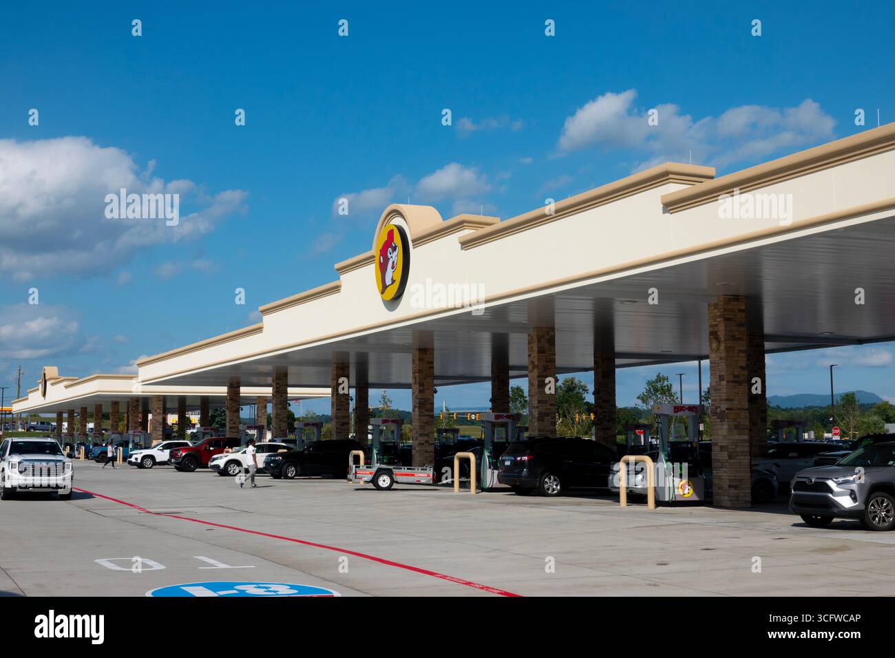 USA Buc-ees station essence restaurant magasin centre de voyage. Celui-ci près de Harrisonburg Virginie sur les pompes à essence I-81 Banque D'Images