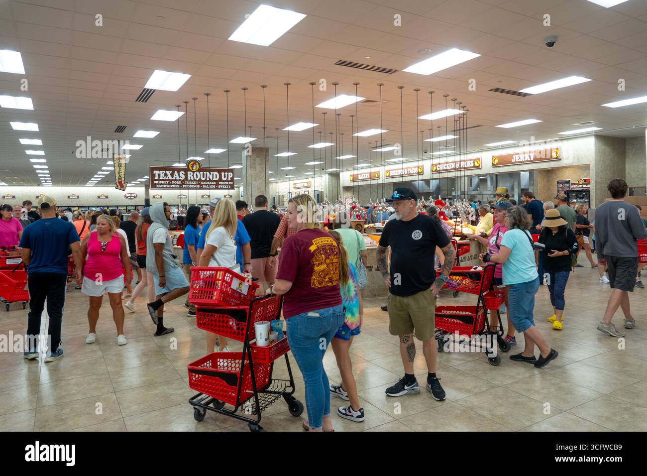 USA Buc-ees station essence restaurant magasin centre de voyage. Celui-ci près de Harrisonburg Virginie sur I-81People shopping Banque D'Images