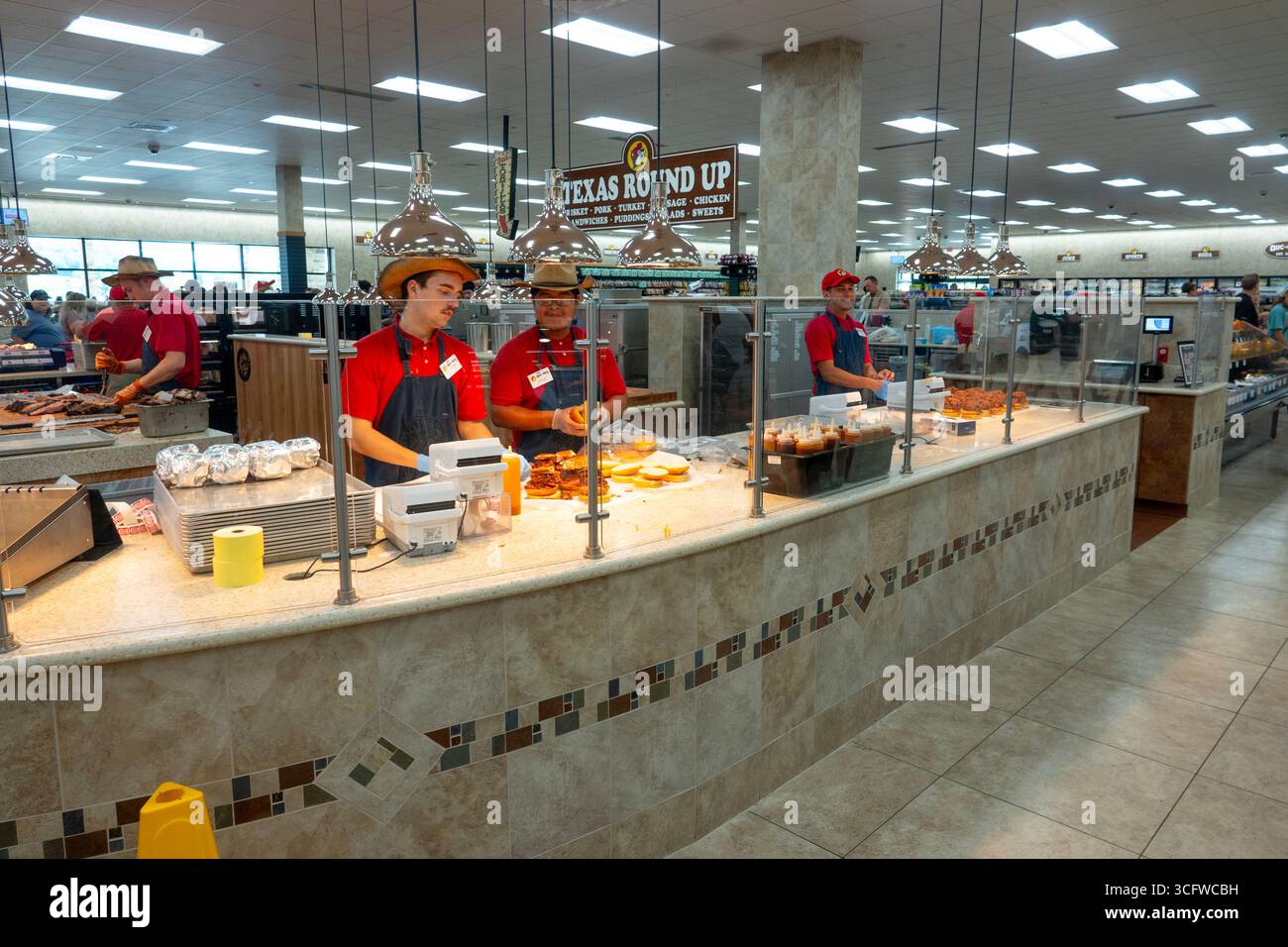 USA Buc-ees station essence restaurant magasin centre de voyage. Celui-ci près de Harrisonburg Virginie sur la I-81 faisant des sandwichs BBQ Banque D'Images