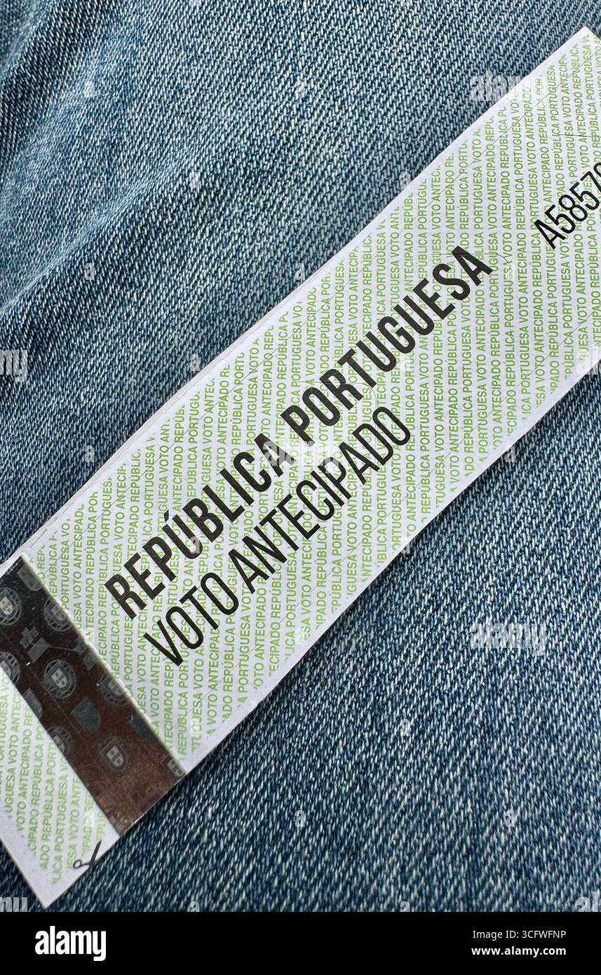 Gros plan d'un bracelet portugais officiel pour le vote anticipé sur fond denim. - Image de stock capturée avec un smartphone