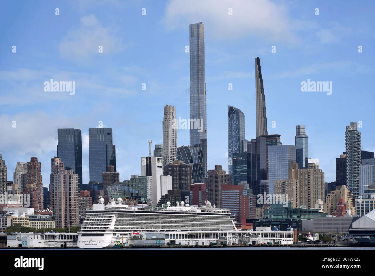 Horizon de Manhattan avec des bâtiments de crayon vus de l'autre côté de la rivière Hudson Banque D'Images