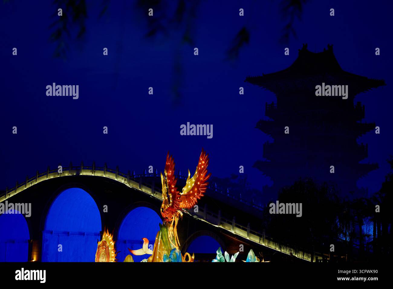 Lanternes spectaculairement illuminées, pont et pagode dans Millenium City Park à Kaifeng Banque D'Images