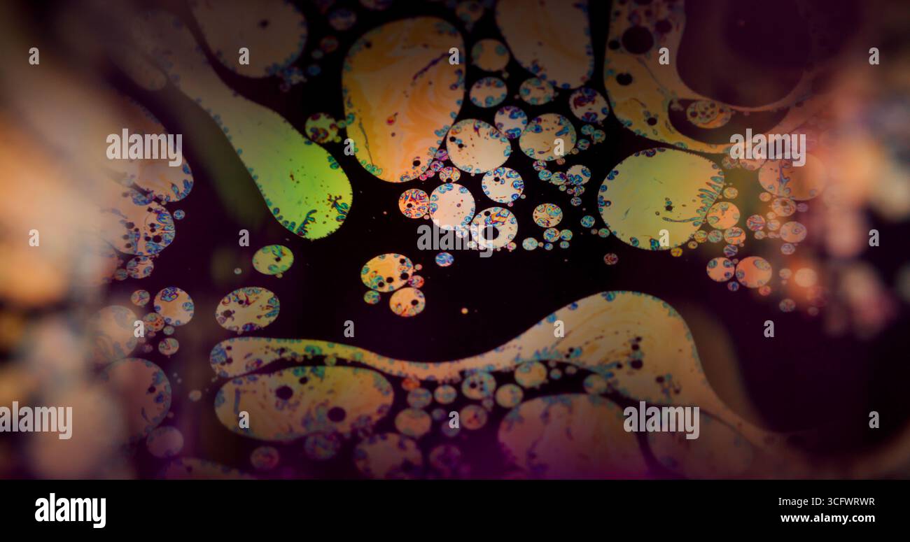 Texture essence. Flou de bulles chaotique. Huile de peinture de couleur blobs flottant sur l'eau. Flou flou d'émulsion Fizz Glow flou artistique fond noir. Banque D'Images