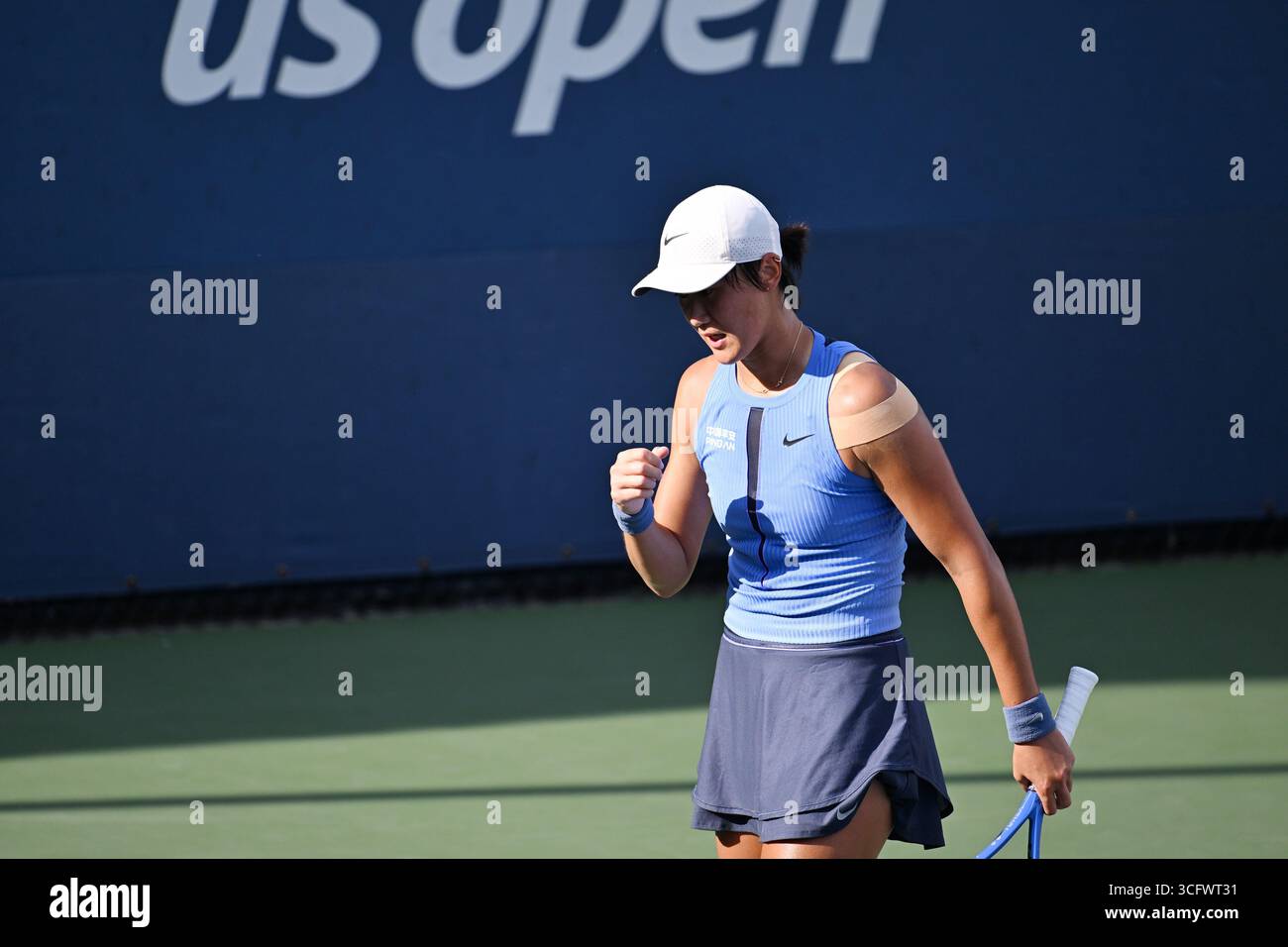 New York, États-Unis. 24 août 2025. Wang Xiyu, de Chine, célèbre lors du match de premier tour féminin en simple contre Jelena Ostapenko, de Lettonie, aux championnats de tennis US Open 2025 à New York, aux États-Unis, le 24 août 2025. Crédit : Li Rui/Xinhua/Alamy Live News Banque D'Images