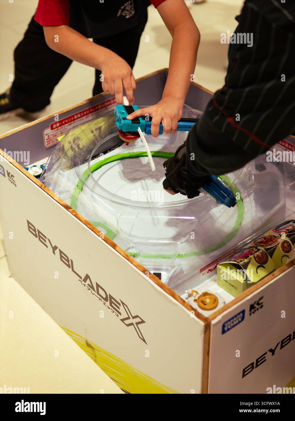 Une compétition hebdomadaire de Beyblade X, une toupie de combat, a lieu dans un centre commercial de Bangkok, Thaïlande, le 16 août 2025. Banque D'Images