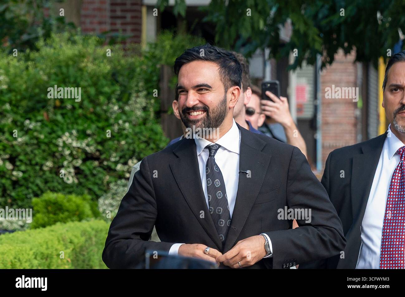 New York, États-Unis. 24 août 2025. Le candidat démocrate à la mairie de New York, Zohran Mamdani, arrive à la dernière étape d'une campagne estivale de chasse au trésor dans le quartier d'Astoria le 24 août 2025 dans l'arrondissement de Queens à New York. (Photo de Ron Adar/SOPA images/SIPA USA) crédit : SIPA USA/Alamy Live News Banque D'Images