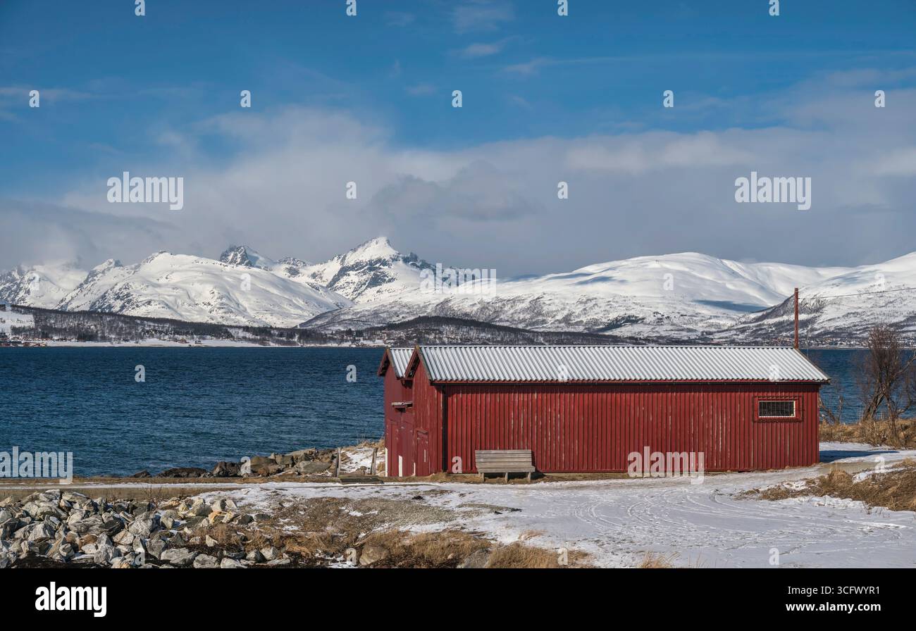 Tromso Norvège, neige hiver paysage nature fjord au parc de plage Telegrafbukta Banque D'Images