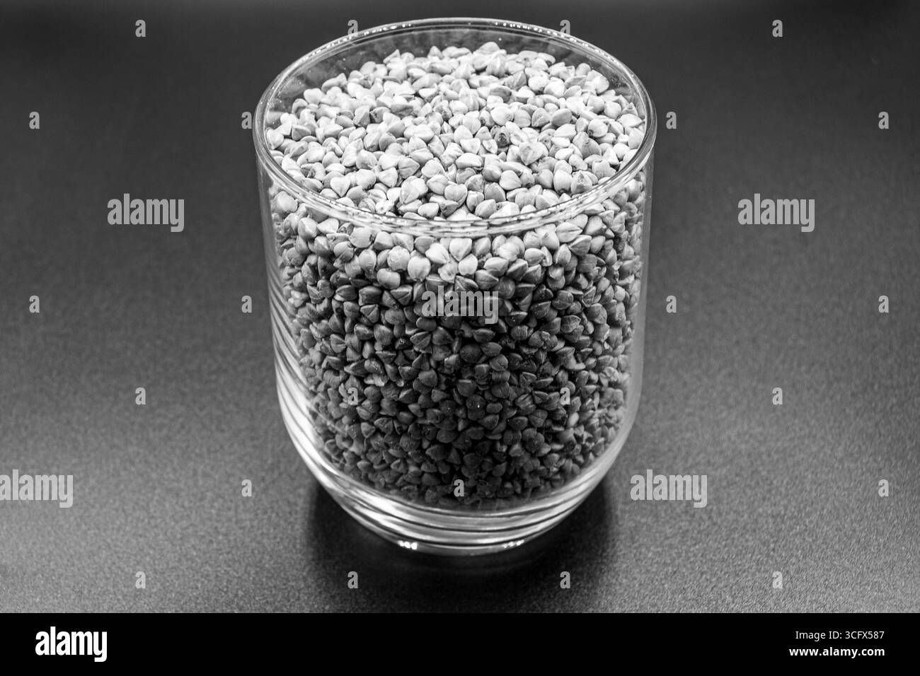 Beaux grains de sarrasin secs biologiques composés de produit naturel brut. Grains de sarrasin secs C'est un ingrédient alimentaire savoureux de porridge. Comestible et h. Banque D'Images