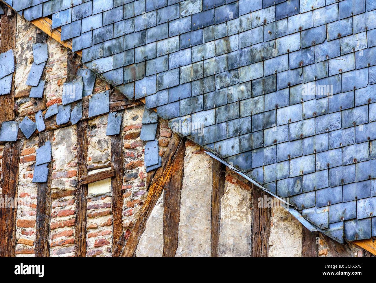 Côté exposé d'un bâtiment du XVIIe siècle montrant une ossature en bois avec remplissage en briques et construction de protection en ardoise - Tours, Indre-et-Loire (37), France. Banque D'Images