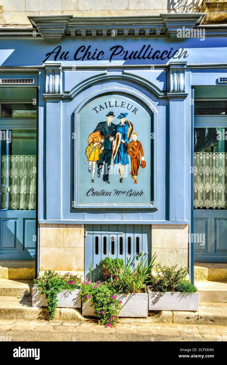 Panneau illustré peint à la main sur panneau de façade de maison pour couturier et couturier local - Preuilly-sur-Claise (37), France. Banque D'Images