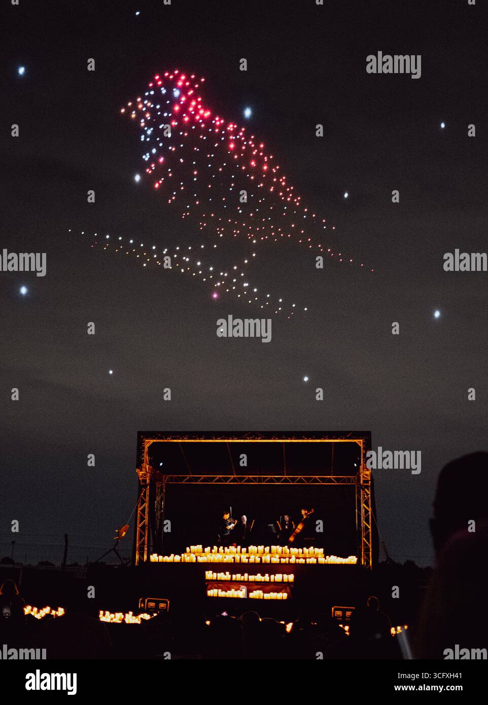 DroneArt Show London illumine le ciel à Sandown Park. Banque D'Images