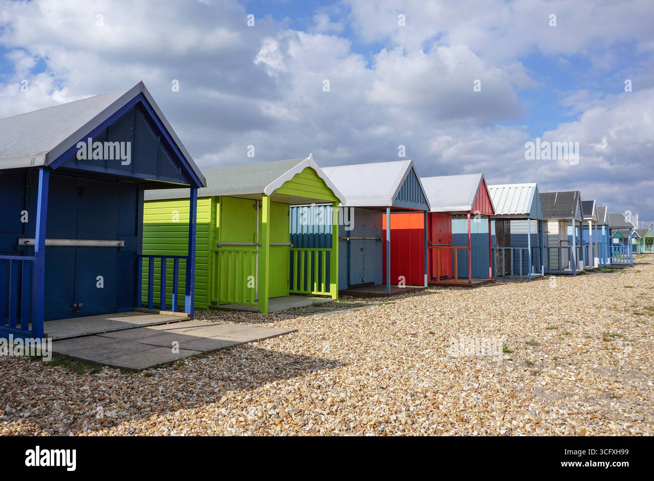 Une rangée de cabanes de plage traditionnelles en bois sur la côte. Cabines de plage colorées en bord de mer Banque D'Images
