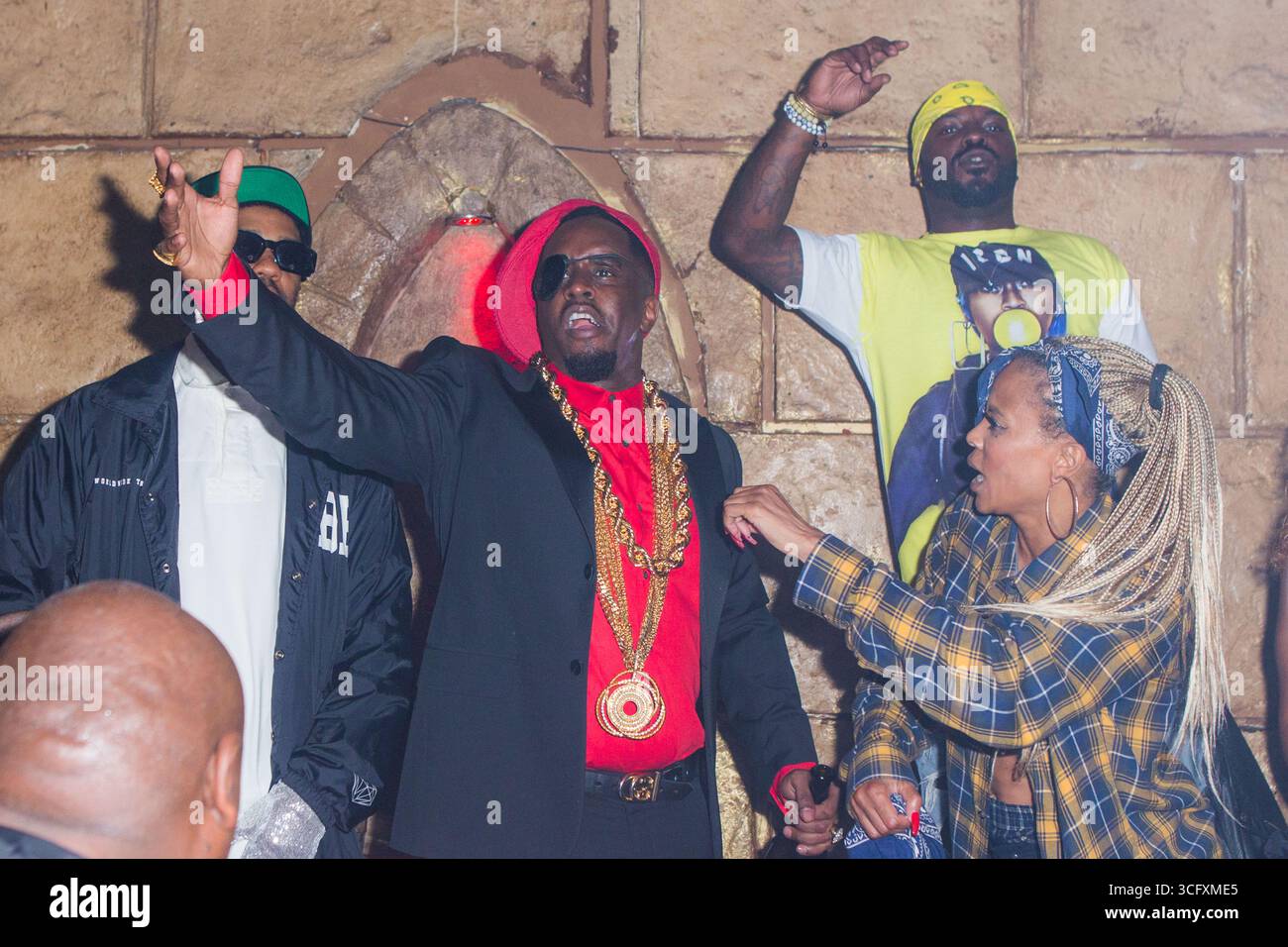 (FILE) Emilio, le mari de Gloria Estefan, menace de poursuivre l’accusateur Diddy pour des accusations de « Freak Off ». HOLLYWOOD, LOS ANGELES, CALIFORNIE, États-Unis - OCTOBRE 31 : le rappeur, chanteur, acteur, producteur de disques et directeur de disques américain Diddy (Sean Love Combs, également connu sous ses noms de scène Puff Daddy ou P. Diddy) assiste à la fête d'Halloween des années 90 au Joseph's Cafe le 31 octobre 2017 à Hollywood, Los Angeles, Californie, États-Unis. (Photo de Rudy Torres/image Press Agency) Banque D'Images