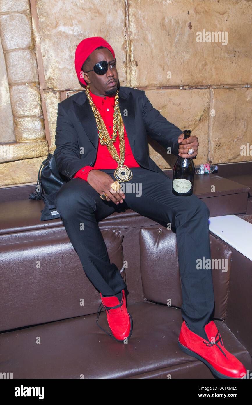 (FILE) Emilio, le mari de Gloria Estefan, menace de poursuivre l’accusateur Diddy pour des accusations de « Freak Off ». HOLLYWOOD, LOS ANGELES, CALIFORNIE, États-Unis - OCTOBRE 31 : le rappeur, chanteur, acteur, producteur de disques et directeur de disques américain Diddy (Sean Love Combs, également connu sous ses noms de scène Puff Daddy ou P. Diddy) assiste à la fête d'Halloween des années 90 au Joseph's Cafe le 31 octobre 2017 à Hollywood, Los Angeles, Californie, États-Unis. (Photo de Rudy Torres/image Press Agency) Banque D'Images