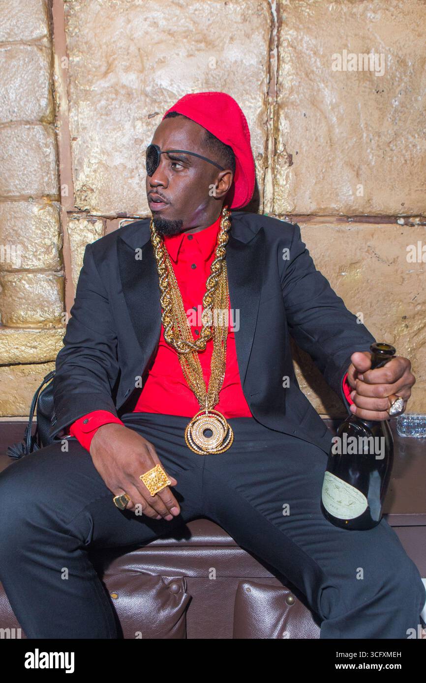 (FILE) Emilio, le mari de Gloria Estefan, menace de poursuivre l’accusateur Diddy pour des accusations de « Freak Off ». HOLLYWOOD, LOS ANGELES, CALIFORNIE, États-Unis - OCTOBRE 31 : le rappeur, chanteur, acteur, producteur de disques et directeur de disques américain Diddy (Sean Love Combs, également connu sous ses noms de scène Puff Daddy ou P. Diddy) assiste à la fête d'Halloween des années 90 au Joseph's Cafe le 31 octobre 2017 à Hollywood, Los Angeles, Californie, États-Unis. (Photo de Rudy Torres/image Press Agency) Banque D'Images