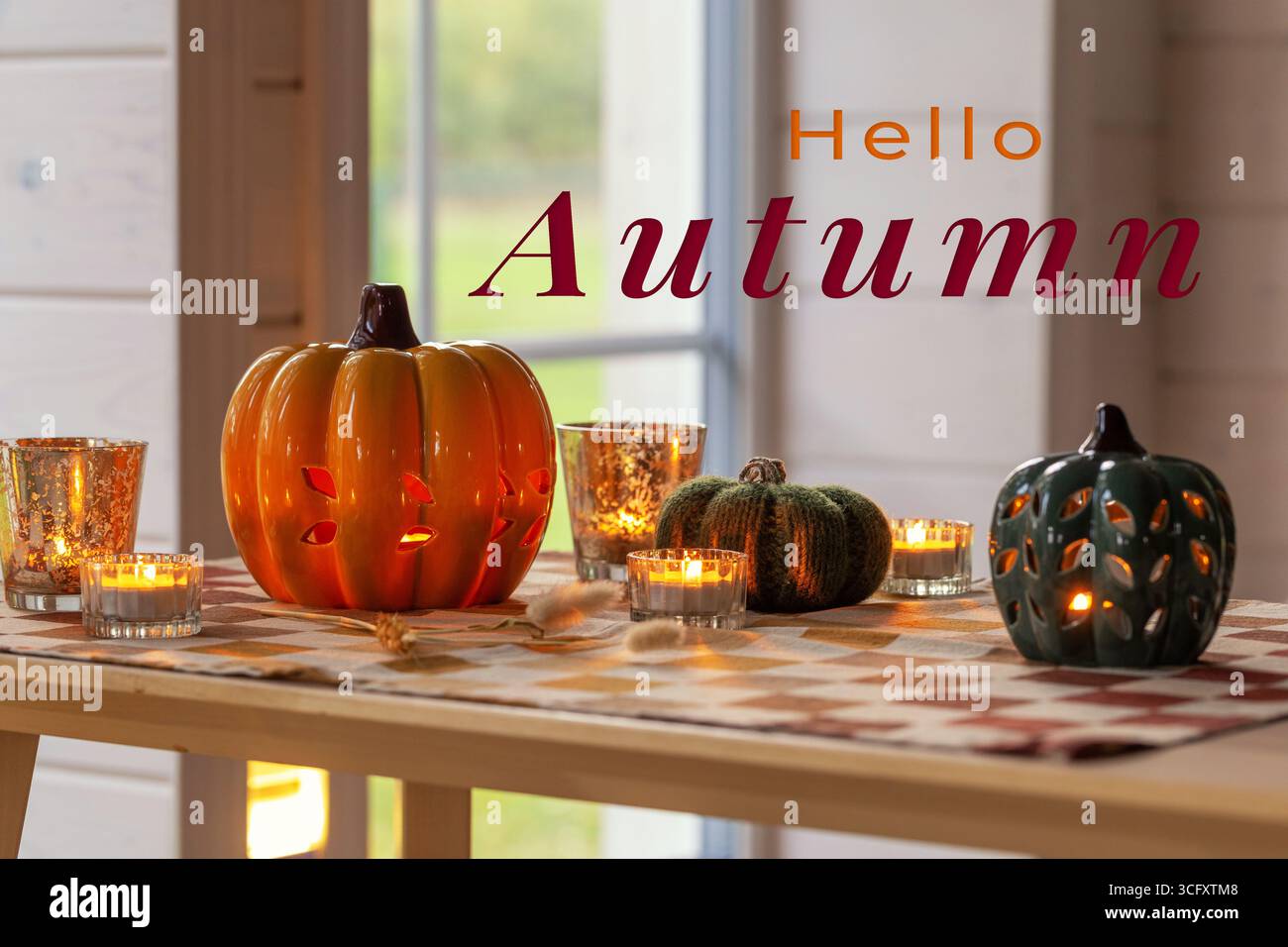 Fond de salutation d'automne avec lanterne de citrouille incandescente, bougies et décoration de table confortable, texte Hello Autumn en Bordeaux et orange, température de vacances saisonnières Banque D'Images
