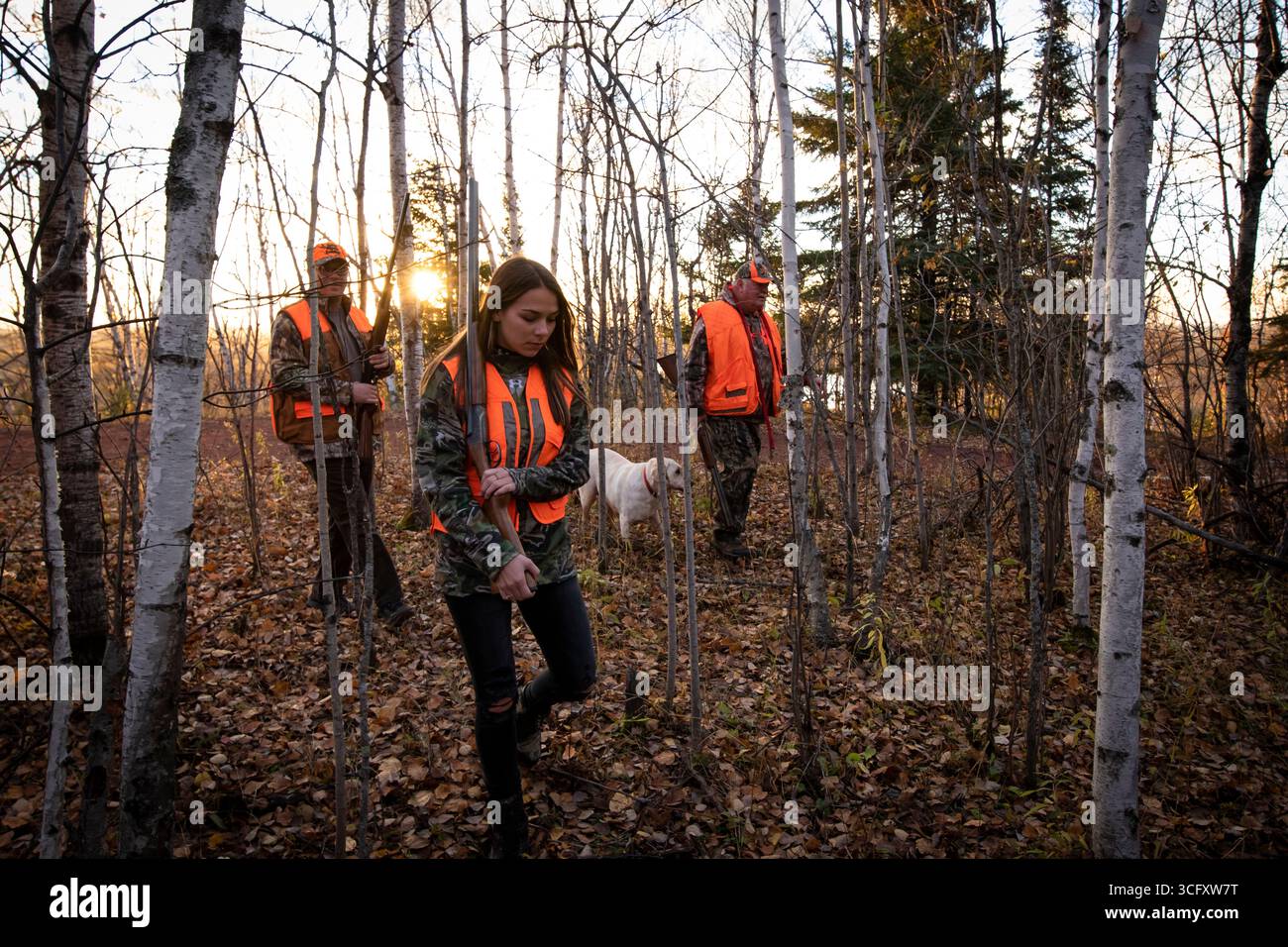 Famille de trois générations à la chasse, Biwabik, Minnesota, États-Unis Banque D'Images