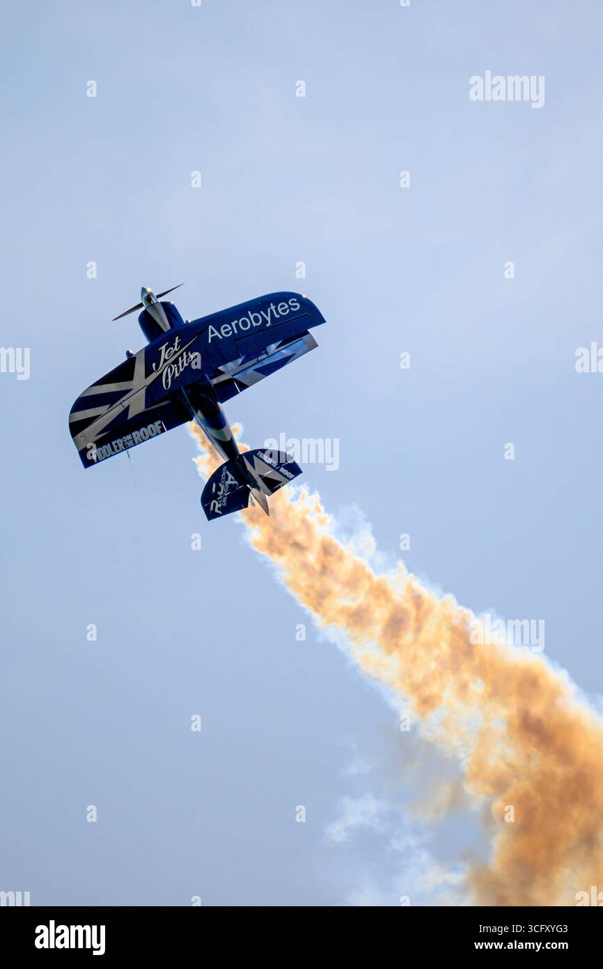 Rich Goodwin's Jet Powered Pitts Special, G-JPIT, en concert à Airborne 2025, Eastbourne Banque D'Images