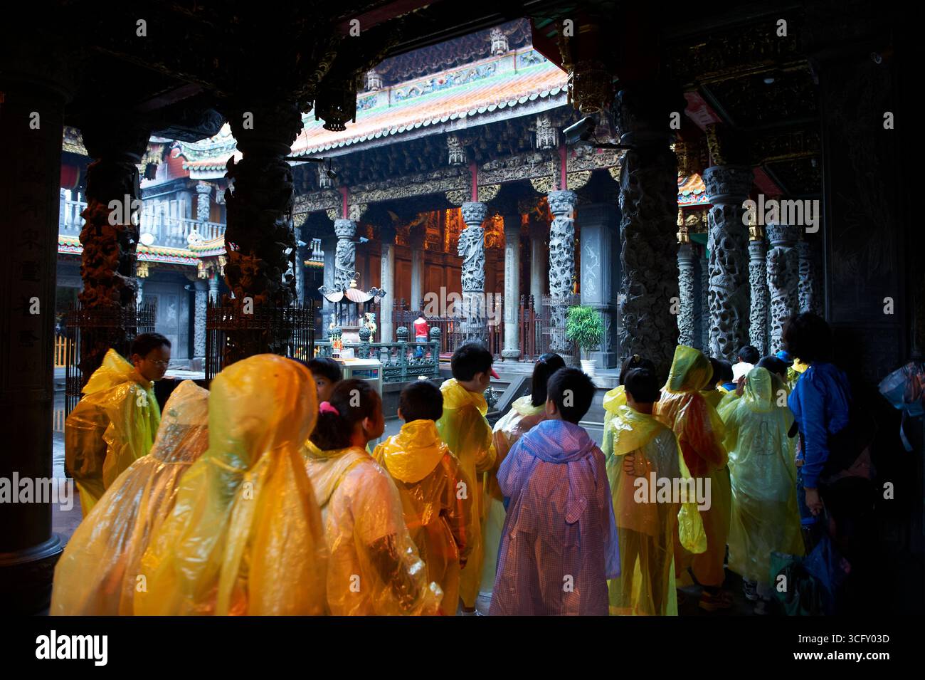 Un groupe d'enfants lors d'un déplacement sur le terrain du Temple en Sanshia Zushi. Banque D'Images