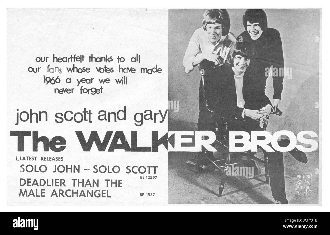 Les Walker Brothers vous remercient pour les classements et les positions dans les sondages en 1966. Cette publicité d'affichage d'une demi-page est apparue dans la presse musicale britannique. Plonge également Scott Walker solo single plus mortel que The Male Archange. Banque D'Images