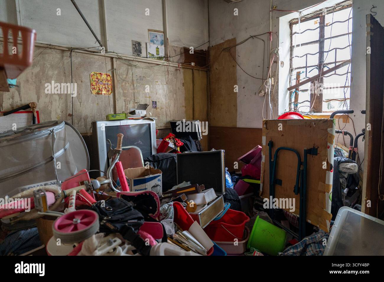 Hong Kong Cha Kwo Ling Village Une vue générale montrant une maison abandonnée au village de Cha Kwo Ling le 25 août 2025 à Hong Kong. Village de Cha Kwo Ling L'un des derniers squatters de Hong Kongs est sur le point d'être démoli. Photo de Vernon Yuen/Nexpher images Banque D'Images