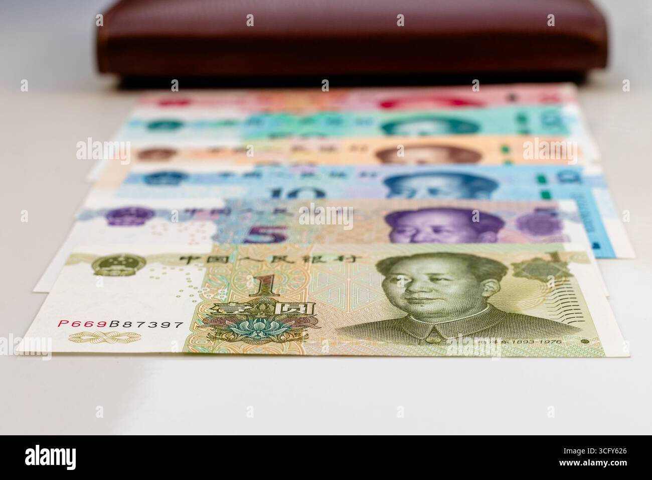 Billets de banque chinois Yuan en ordre croissant avec portefeuille. Concept de finance et d'épargne. Banque D'Images