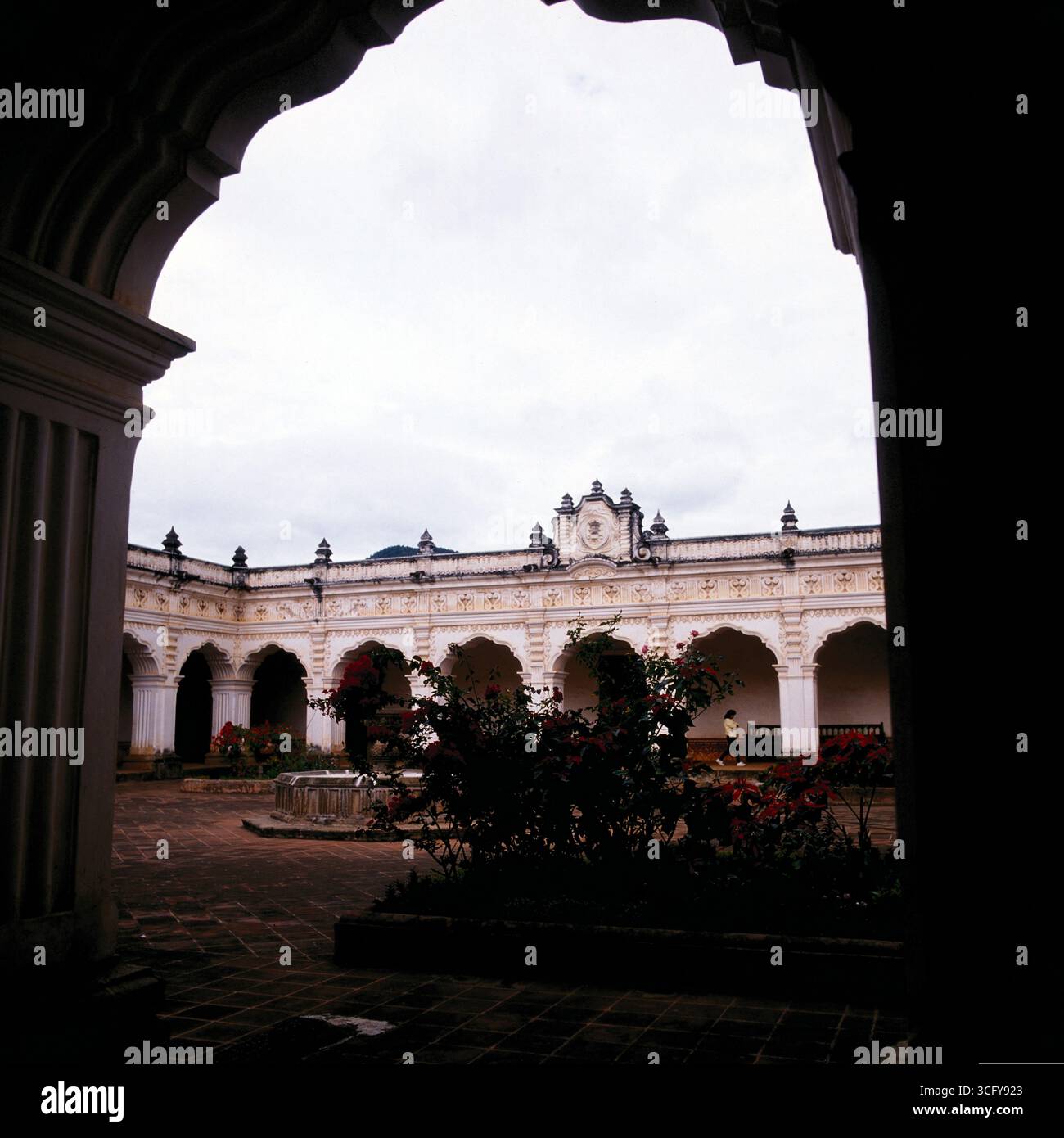 Blick durch einen Torbogen auf einen kolonialen Innenhof mit Rundbögen und Brunnen. Guatemala, um 1980. Banque D'Images