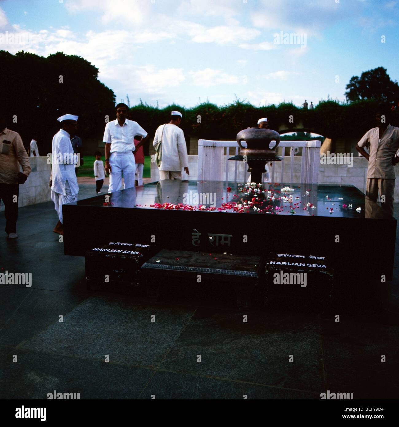 Menschen versammeln sich am Mahnmal Raj Ghat in Delhi, der Gedenkstätte für Mahatma Gandhi. Indien, um 1980. Banque D'Images