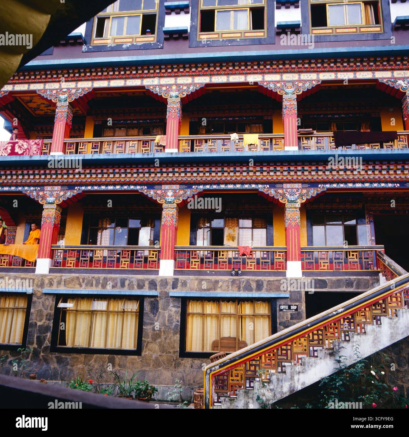 Fassade des Rumtek-Klosters in Gangtok mit reich verzierten Balkonen, roten Säulen und typischer tibetisch-buddhistischer Architektur. Indien, um 1980. Banque D'Images
