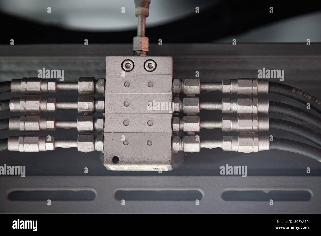 Système de tuyaux hydrauliques haute pression connecté avec des tuyaux en acier et connecté au système, gros plan. Hydraulique d'une grue de camion de grande taille. Banque D'Images