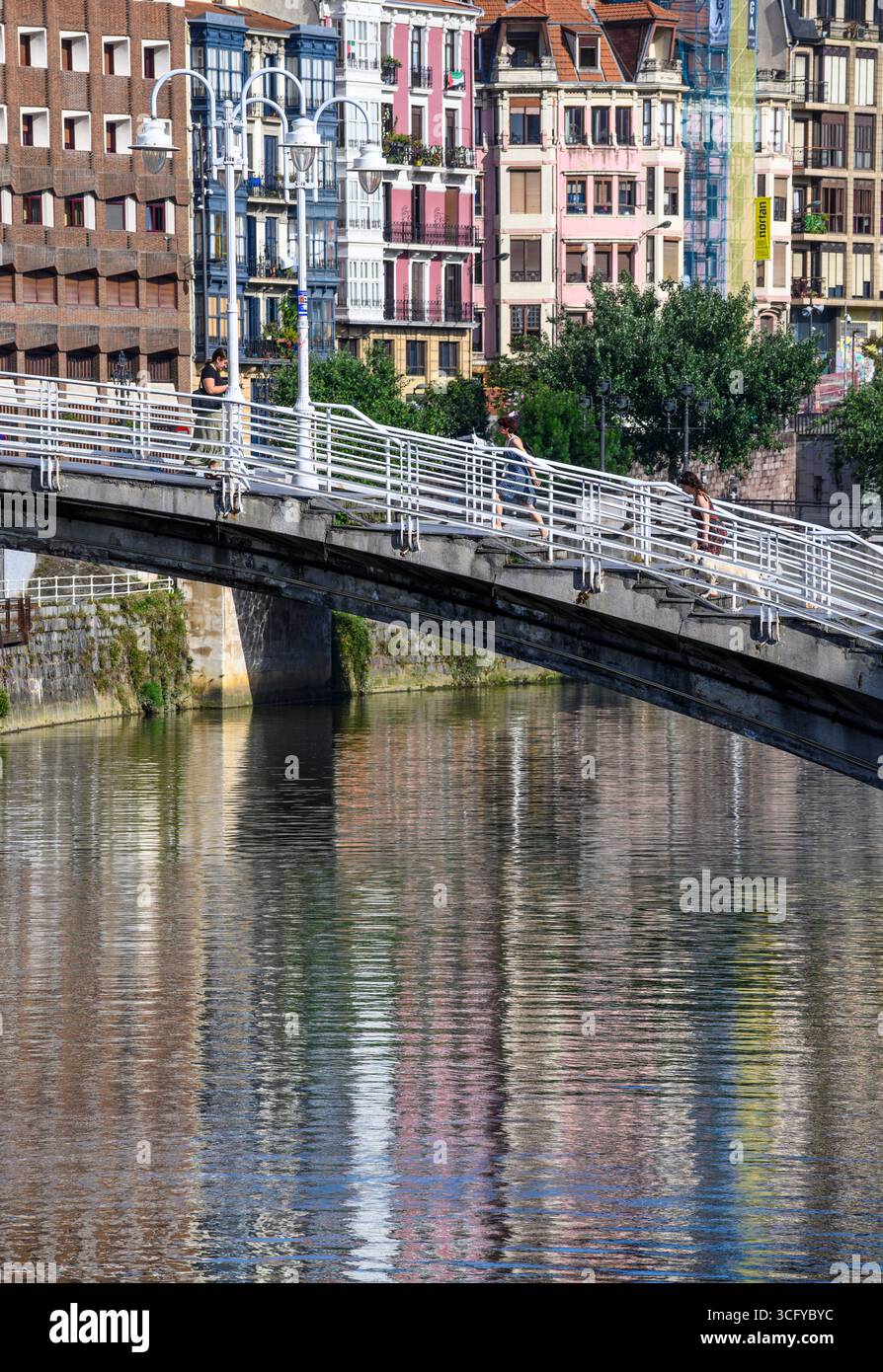 La passerelle Ibarreko Zubia, à travers la rivière Nervion qui traverse le centre de Bilbao, région basque, Nord de l'Espagne Banque D'Images