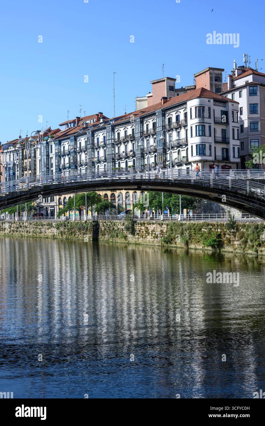 La passerelle Ibarreko Zubia, à travers la rivière Nervion qui traverse le centre de Bilbao, région basque, Nord de l'Espagne Banque D'Images