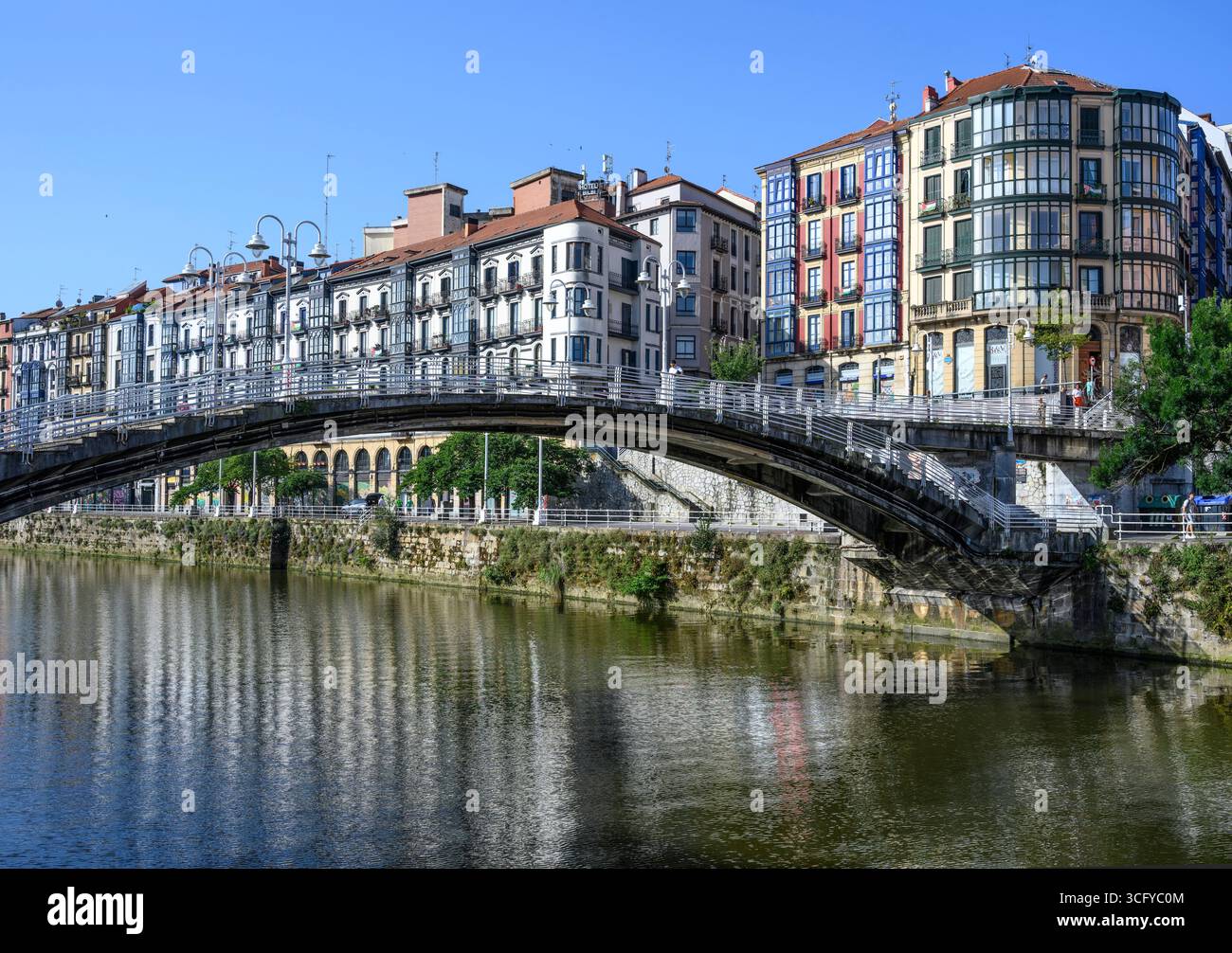 La passerelle Ibarreko Zubia, à travers la rivière Nervion qui traverse le centre de Bilbao, région basque, Nord de l'Espagne Banque D'Images