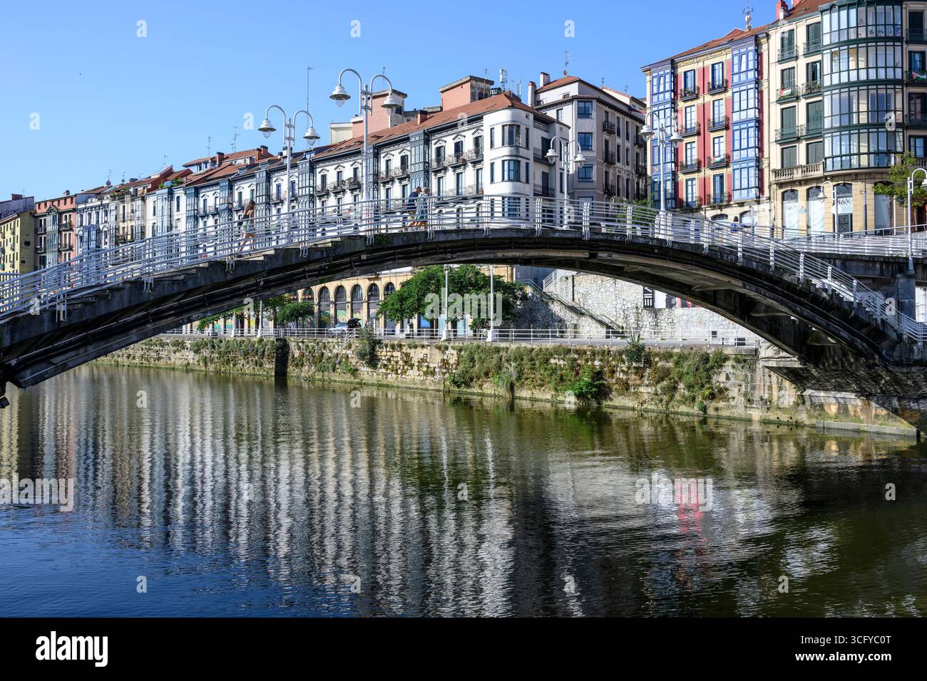 La passerelle Ibarreko Zubia, à travers la rivière Nervion qui traverse le centre de Bilbao, région basque, Nord de l'Espagne Banque D'Images