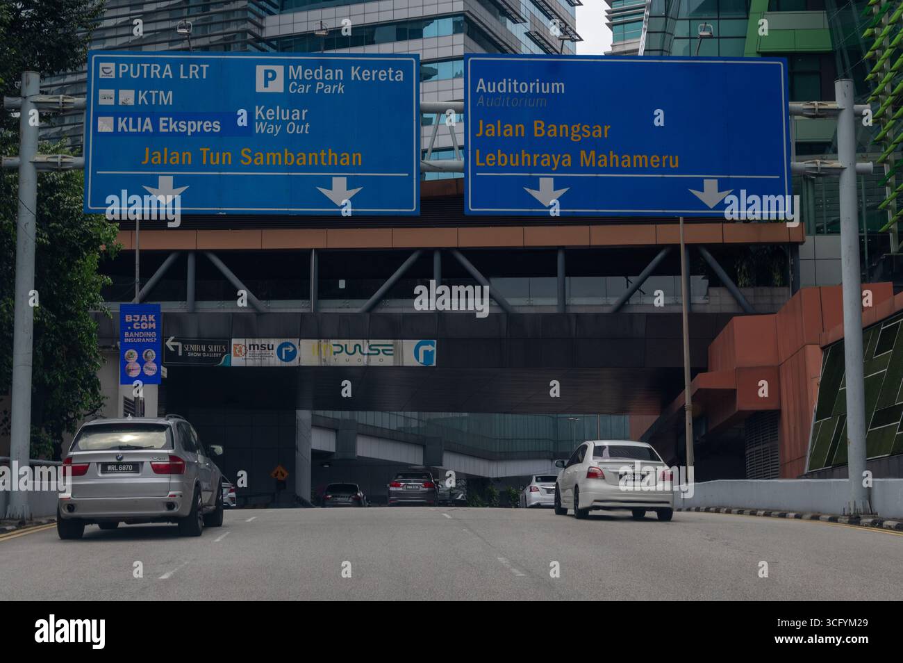 Trafic sous un tunnel sur Jalan Tun Sambanthan en direction de la gare centrale de KL Sentral – Kuala Lumper à Kuala Lumper, capitale de ma Banque D'Images