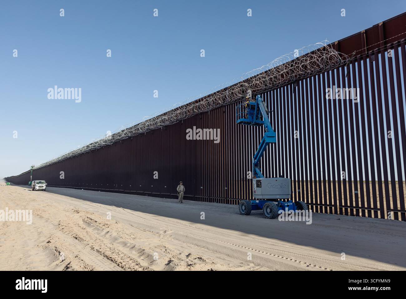 Yuma, États-Unis. 19 août 2025. Les Marines des États-Unis avec le bataillon de logistique de combat 15, le régiment de logistique de combat 17, 1st Marine Logistics Group, affecté à la joint Task Force-Southern Border, installent du fil de fer concertina le long du mur de la frontière sud avec le Mexique, le 19 août 2025 près de Yuma, Arizona. Crédit : Sgt. Mary Torres/US Marines photo/Alamy Live News Banque D'Images