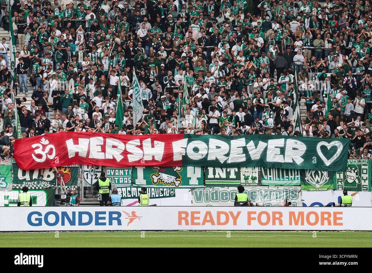 Fußball 1. Bundesliga - Eintracht Frankfurt - Werder Bremen am 23.08.2025 im Deutsche Bank Park in Frankfurt Die fans des SV Werder Bremen im Gästeblock mit einem Banner/transparent/Spruchband - Hersh Forever für Hersh Goldberg Polin Foto : osnapix/Marcus Hirnschal la réglementation DFL interdit toute utilisation de photographies comme séquences d'images et/ou quasi-vidéo. Banque D'Images