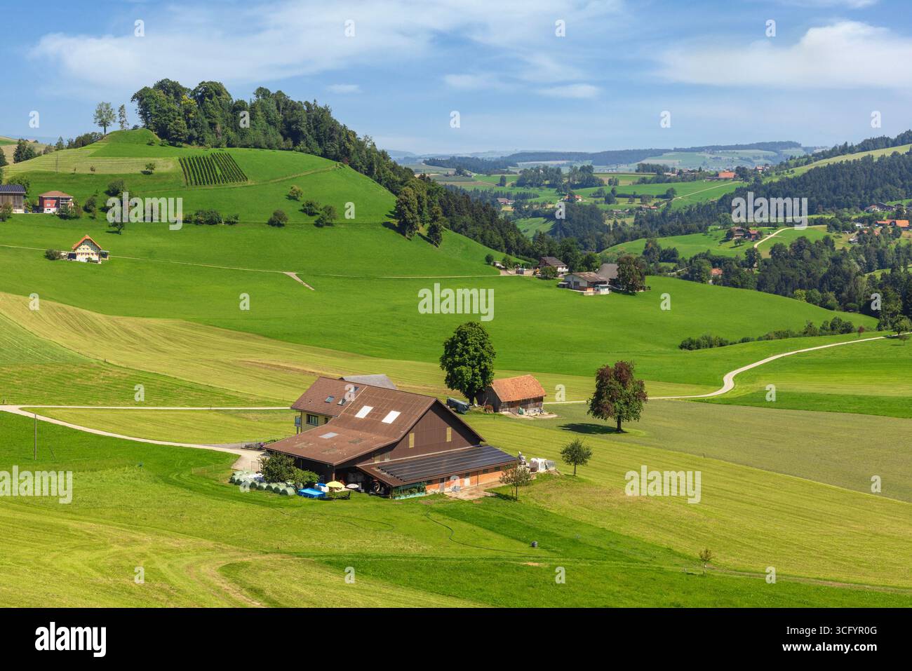 Le village de Doppleschwand est niché dans le paysage pittoresque et tranquille de la région d'Entlebuch. Banque D'Images