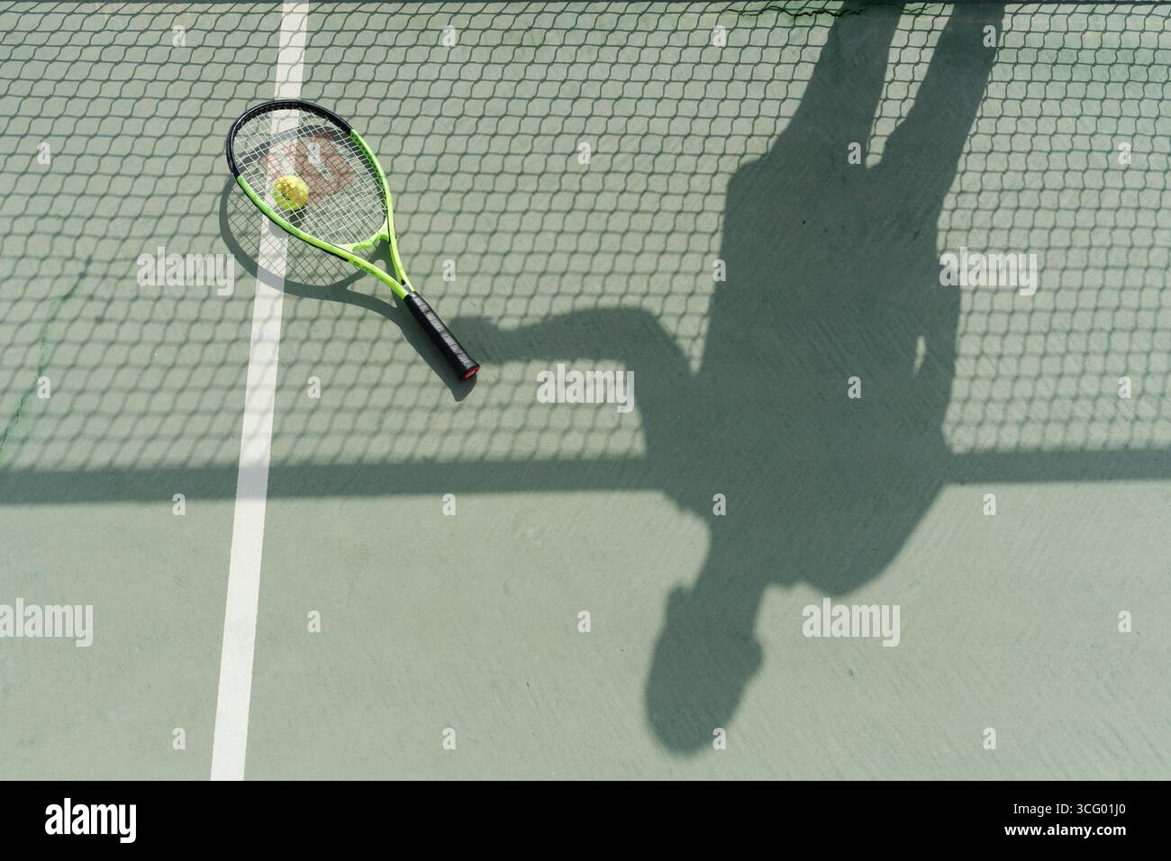 Terrain de tennis avec raquette placé sur le court à Riyad, Arabie Saoudite, montrant des équipements sportifs et une surface de jeu extérieure. Banque D'Images