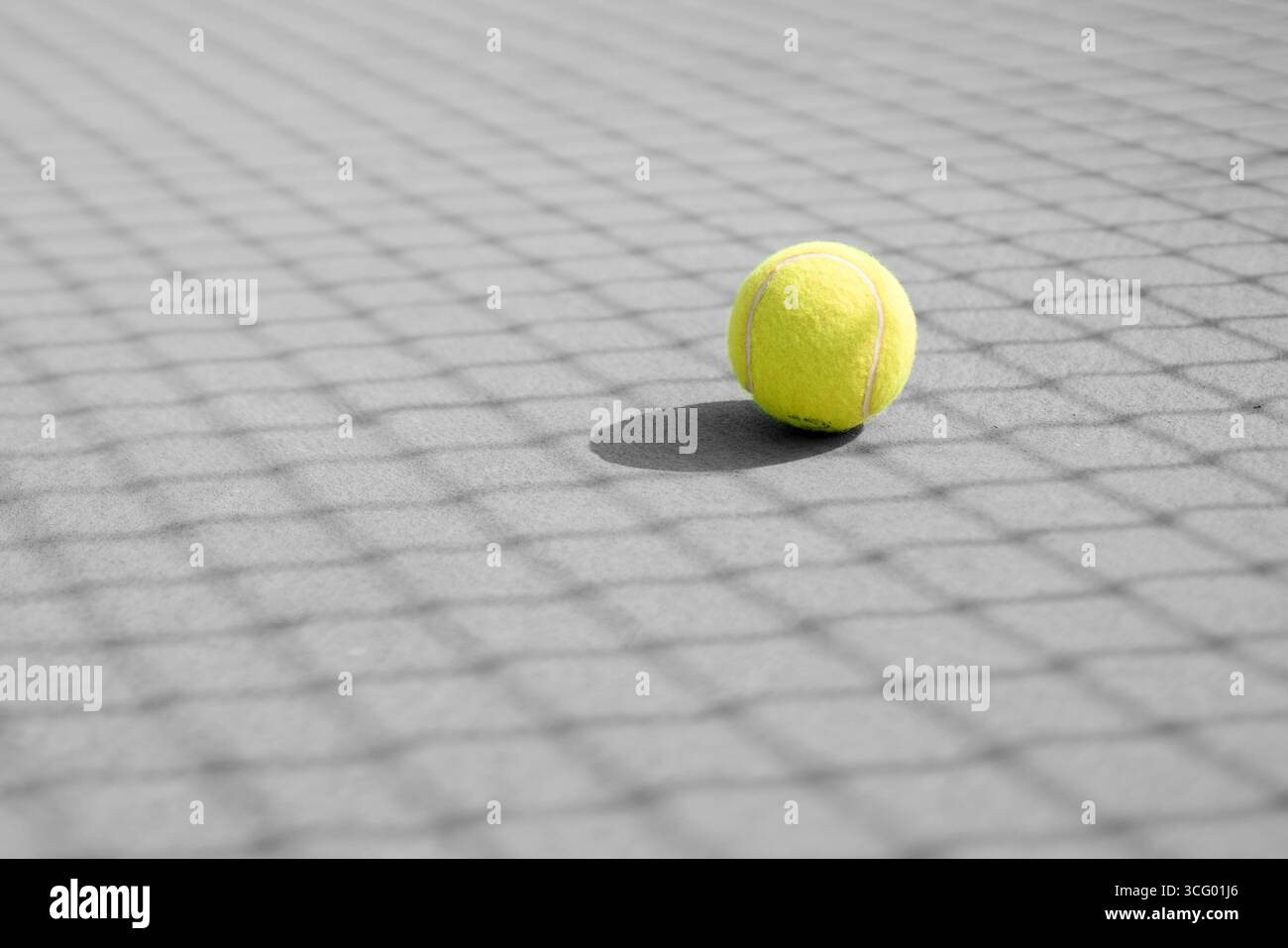 Terrain de tennis avec raquette placé sur le court à Riyad, Arabie Saoudite, montrant des équipements sportifs et une surface de jeu extérieure. Banque D'Images