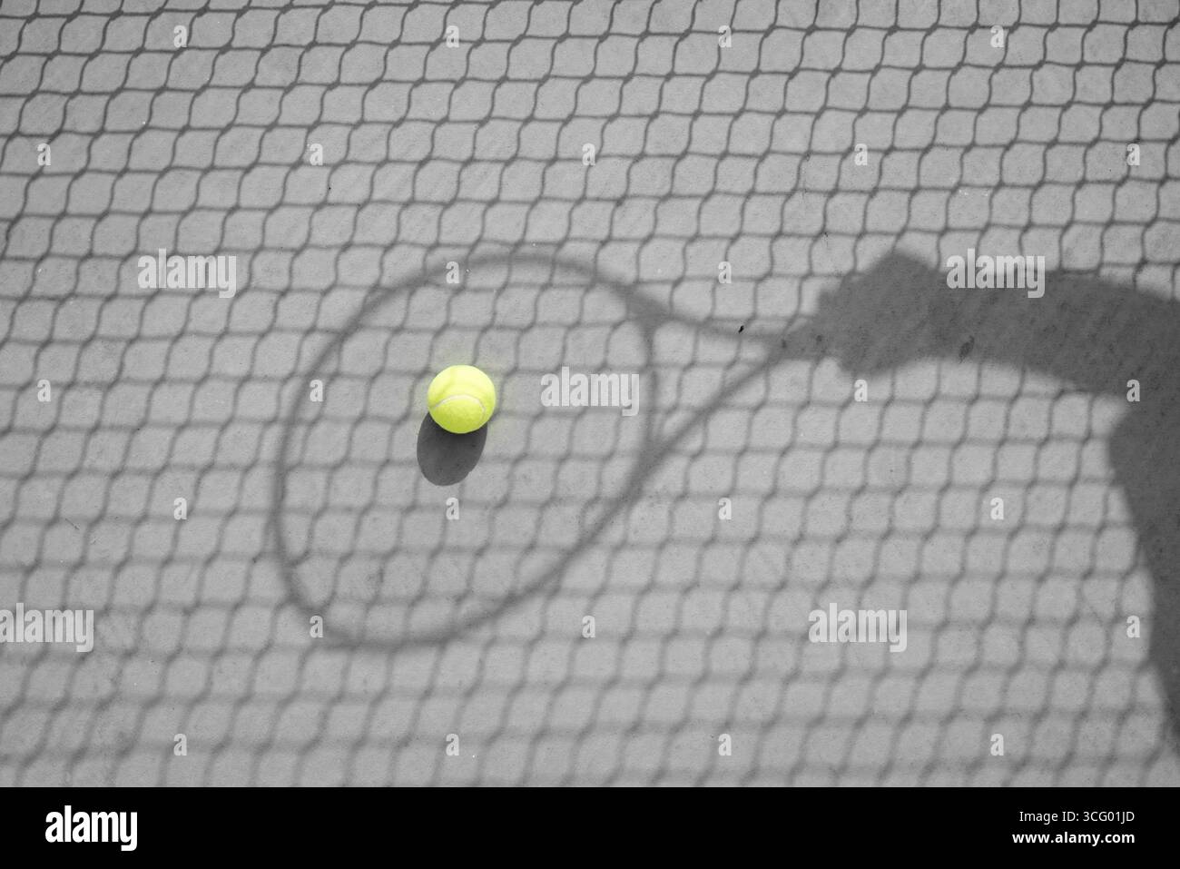 Terrain de tennis avec raquette placé sur le court à Riyad, Arabie Saoudite, montrant des équipements sportifs et une surface de jeu extérieure. Banque D'Images