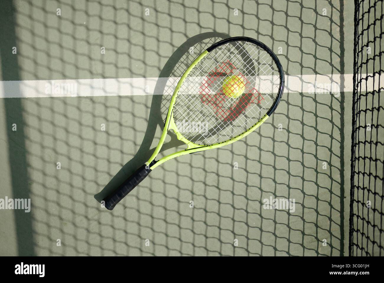 Terrain de tennis avec raquette placé sur le court à Riyad, Arabie Saoudite, montrant des équipements sportifs et une surface de jeu extérieure. Banque D'Images