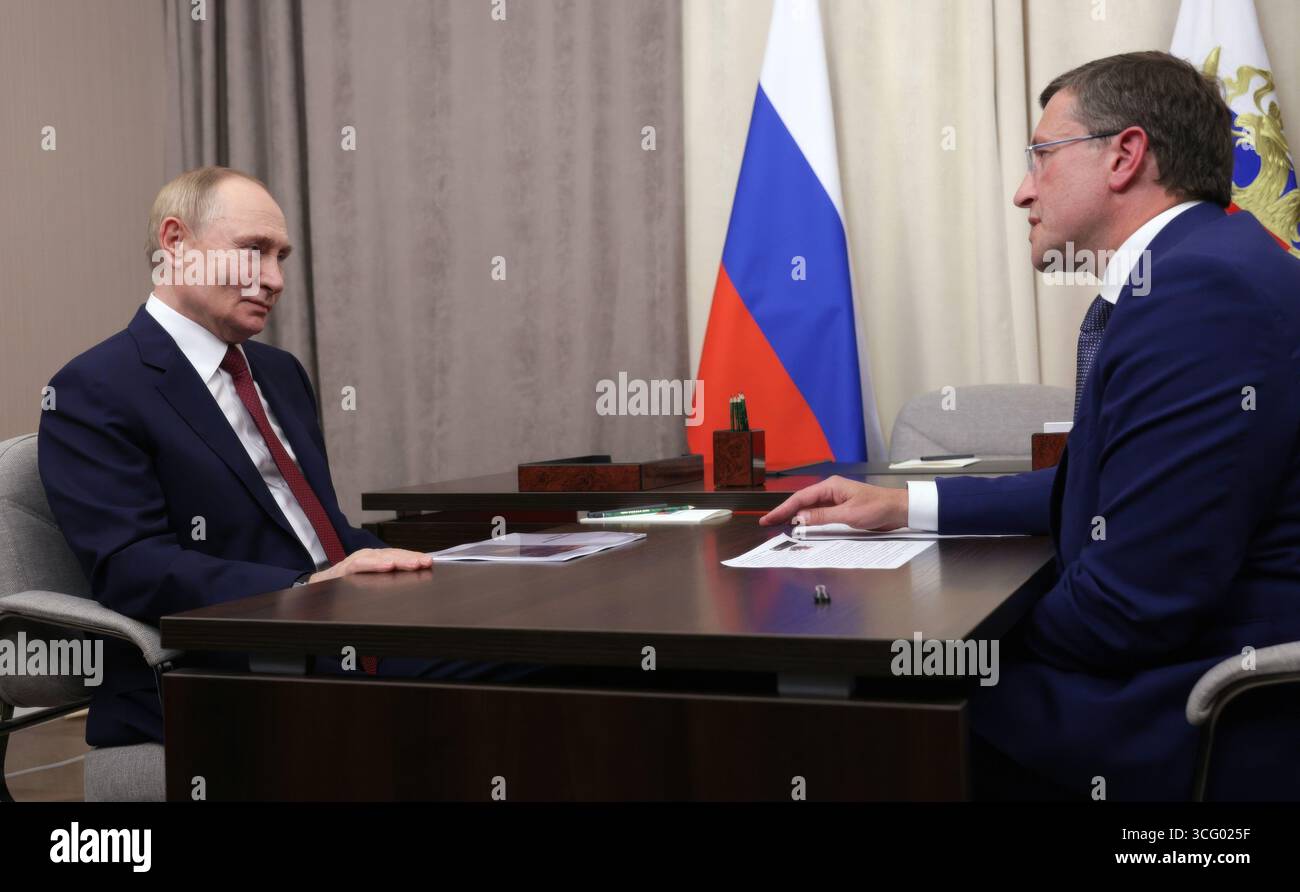 Sarov, Russie. 22 août 2025. Le président russe Vladimir Poutine, à gauche, écoute le gouverneur de la région de Nijni Novgorod, Gleb Nikitine, livrer un rapport lors d'une réunion en face à face, le 22 août 2025 à Sarov, région de Nijni Novgorod, Russie. Crédit : Gavriil Grigorov/Kremlin Pool/Alamy Live News Banque D'Images