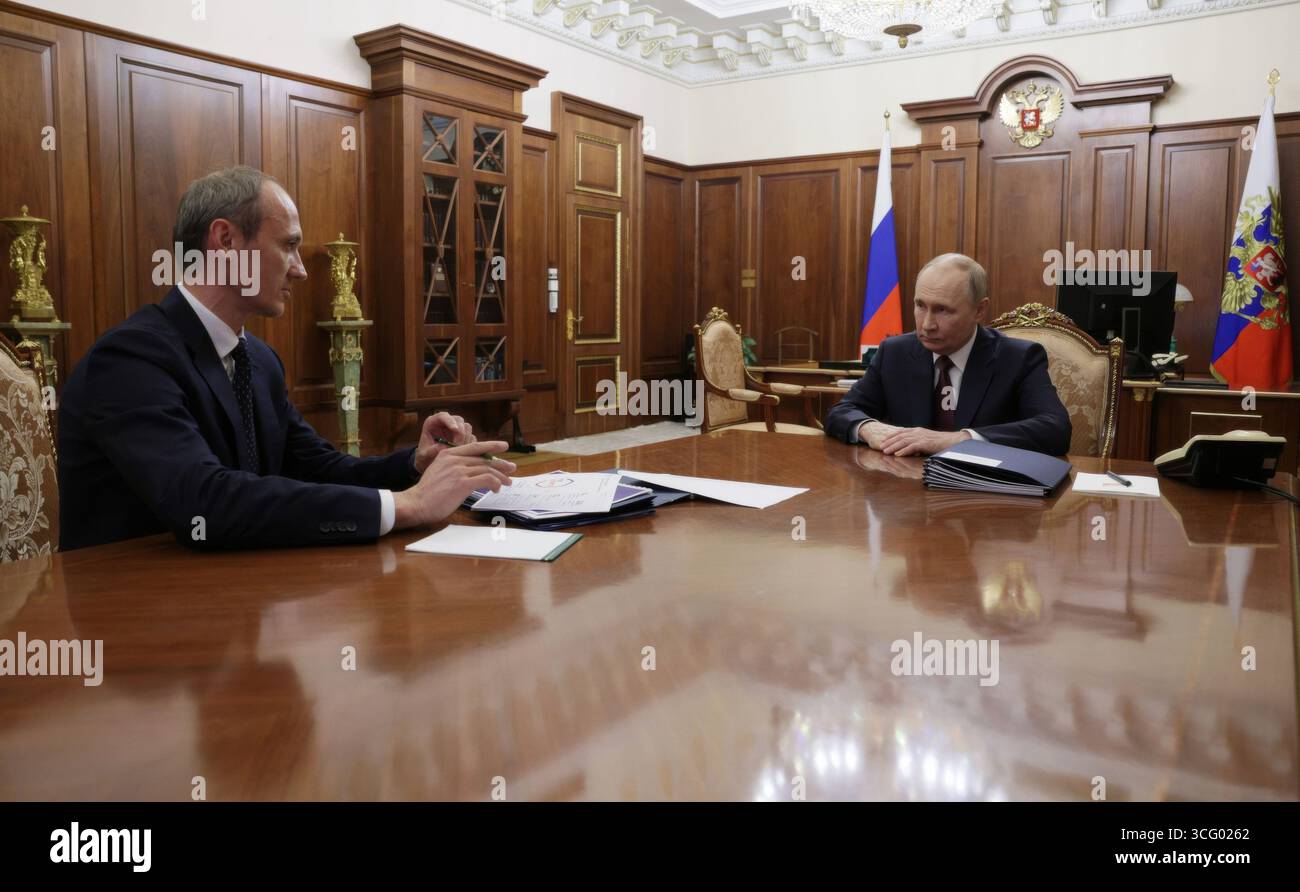 Moscou, Russie. 25 août 2025. Le président russe Vladimir Poutine, à droite, écoute le vice-premier ministre - chef du cabinet du gouvernement Dmitri Grigorenko, livrer son rapport lors d'une réunion en face à face au Kremlin, le 25 août 2025 à Moscou, en Russie. Crédit : Vyacheslav Prokofyev/Kremlin Pool/Alamy Live News Banque D'Images