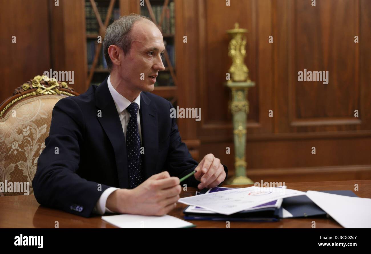 Moscou, Russie. 25 août 2025. Le vice-premier ministre russe - Chef de cabinet du gouvernement Dmitri Grigorenko, remet son rapport au président Vladimir Poutine, lors d'une réunion en face à face au Kremlin, le 25 août 2025 à Moscou, Russie. Crédit : Vyacheslav Prokofyev/Kremlin Pool/Alamy Live News Banque D'Images