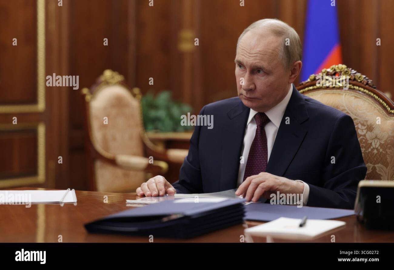 Moscou, Russie. 25 août 2025. Le président russe Vladimir Poutine, écoute le vice-premier ministre et chef de cabinet du gouvernement Dmitri Grigorenko, livrer son rapport lors d'une réunion en face à face au Kremlin, le 25 août 2025 à Moscou, en Russie. Crédit : Vyacheslav Prokofyev/Kremlin Pool/Alamy Live News Banque D'Images